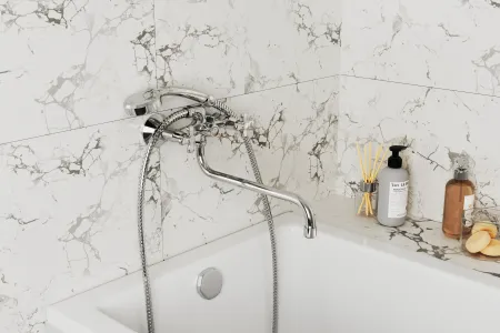 Смеситель для ванны с длинным поворотным изливом RUSH Sakhalin (SA5350-51)