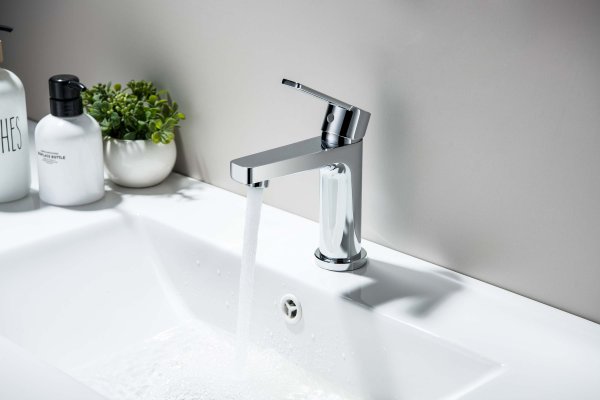 AQ1712CR ЛУГАНО смеситель для раковины 106 с гигиеническим ручным душем