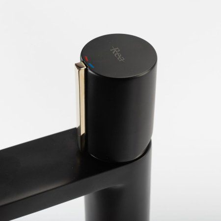 Смеситель для раковины (умывальника) REA ICON BLACK L.GOLD черный низкий, REA-B5680